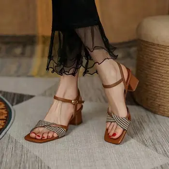 Дамски сандали във френски стил ретро стил 2023, нови летни ежедневни дамски сандали на дебел ток с еднакво ключалката и квадратни пръсти на висок ток