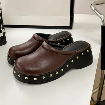 Ins 2023, кафяви дамски чехли от естествена кожа на платформа с шипове, обувки на дебелото танкетке, ежедневни чехли с кръгла затворени пръсти