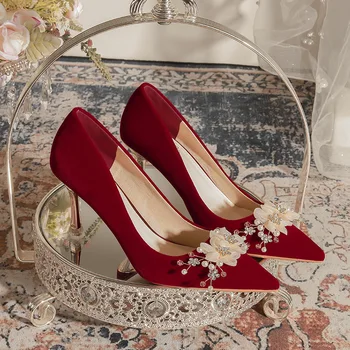 Червените булчински обувки, обувки за булката, пролетни новости на високи токчета, важното сватбена рокля Сюхэ, модерни и удобни тънки обувки