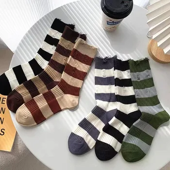 Нови модни чорапи на райета с дупки, дебели чорапи със средна дължина, популярните универсални памучни чорапи Harajuku Kawaii, дамски чорапи