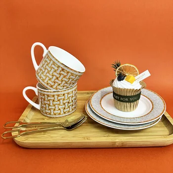 Европейската керамични кафеена чаша от кралския злато, порцелан креативна модна чаена чаша с блюдцем, Съдове за напитки