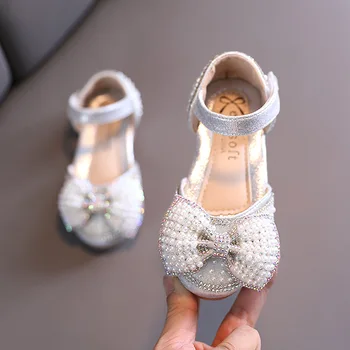 2023 г., сандали за момичета, лятна мода обувки принцеса с перли върху плоския обувки, детски кожени обувки за партита за момичета