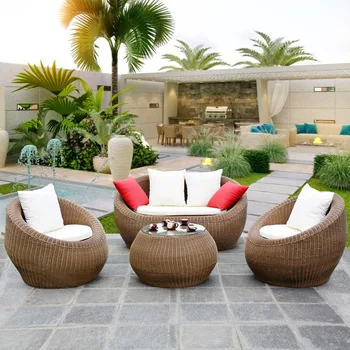 Открит ротанговый диван в двора на вила, градина, слънчева стая за отдих на открито, ротанговый диван, разтегателен ротанговый